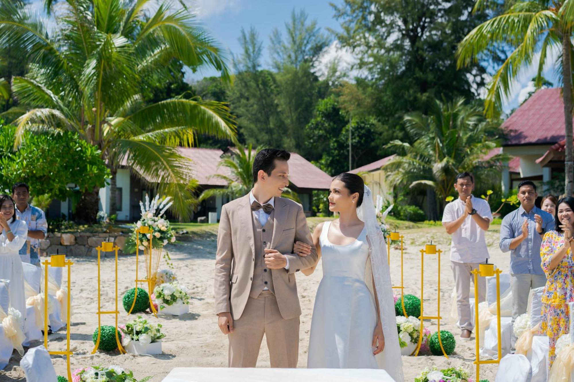 Nirwana Beach Club Lagoi Bagian luar foto