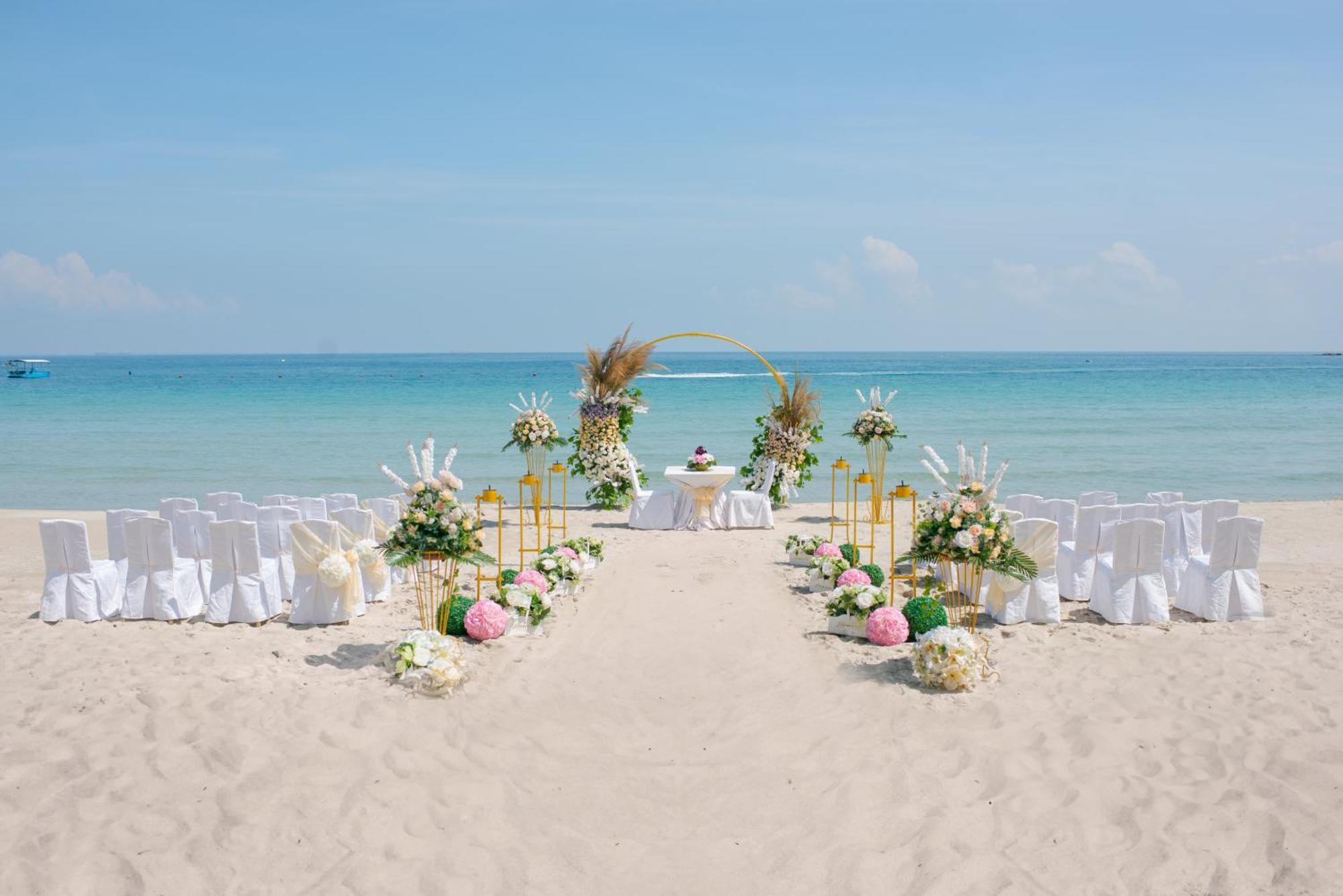 Nirwana Beach Club Lagoi Bagian luar foto