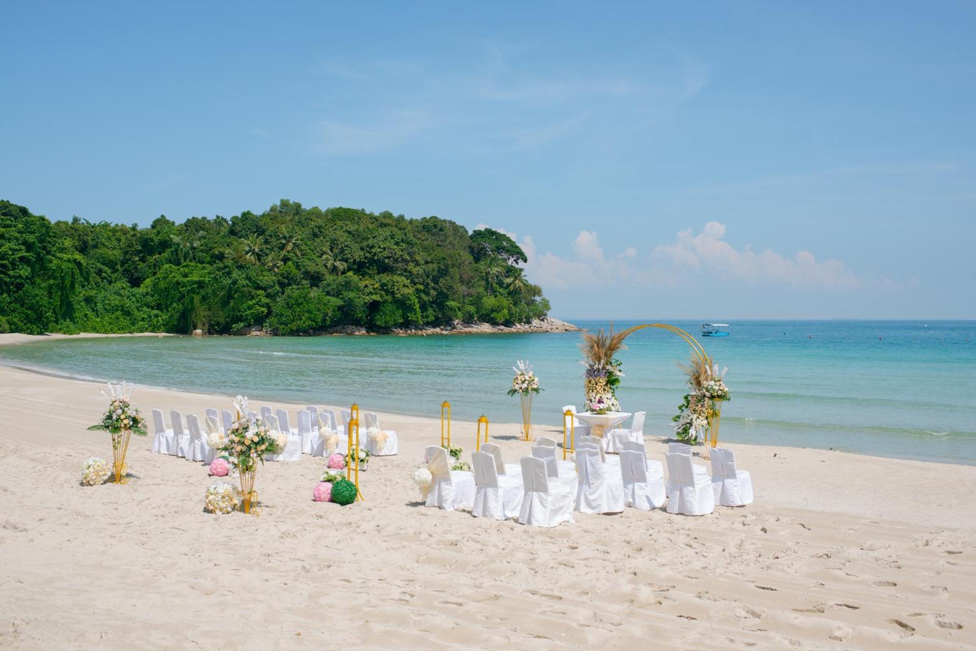 Nirwana Beach Club Lagoi Bagian luar foto